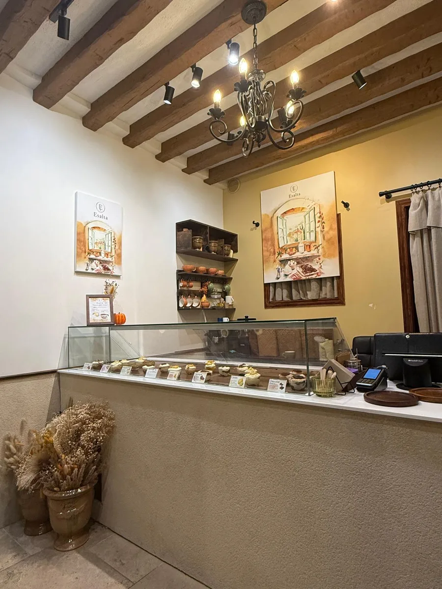 Comptoir et vitrine de la boutique Esalta, rue Greneta à Paris