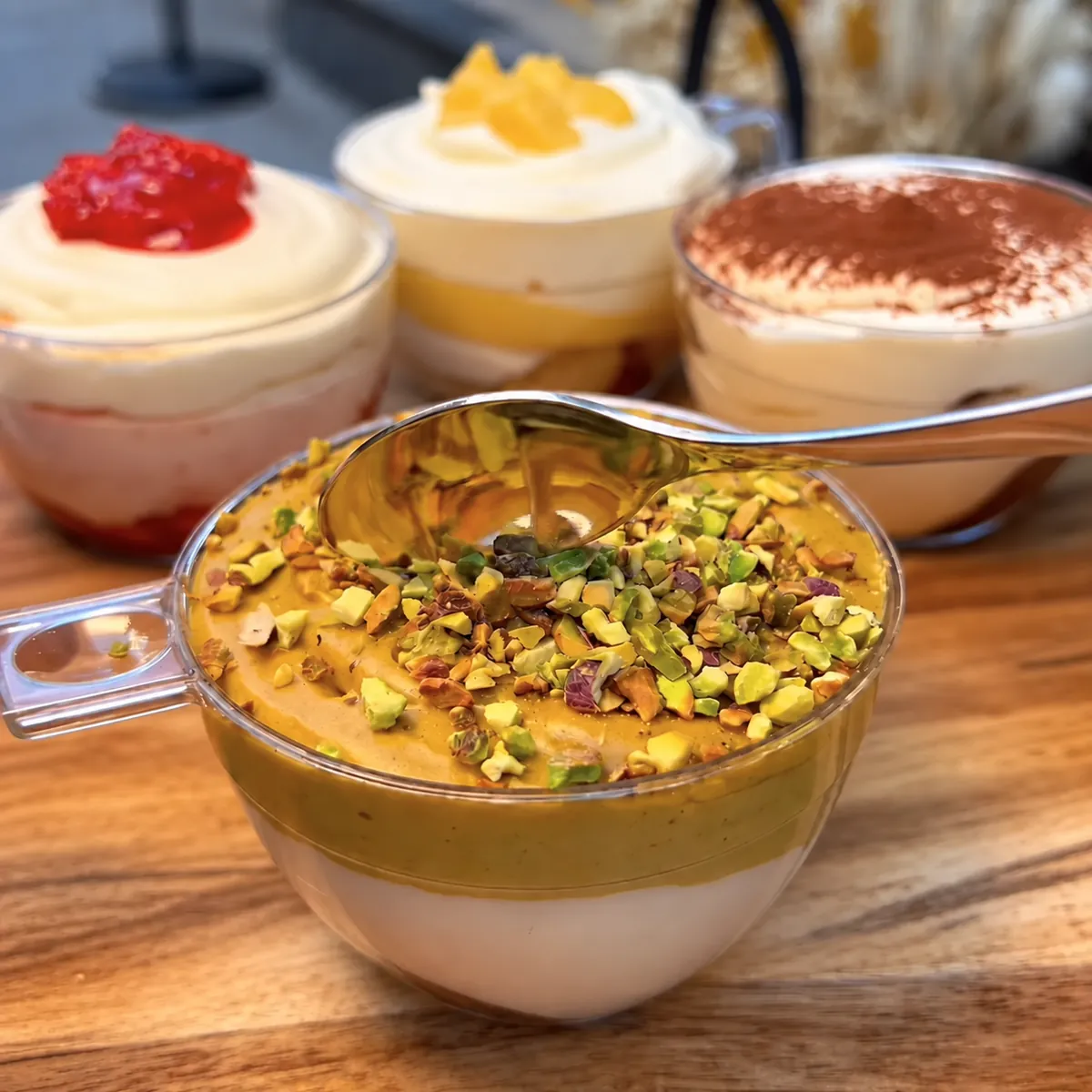 Quatre tiramisus artisanaux Esalta : pistache, classique au café et saveurs fruitées